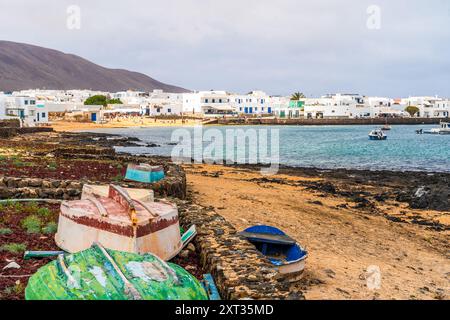 Wunderschöne Insel La Graciosa mit Booten an der Küste, eine der Kanarischen Inseln, Spanien Stockfoto