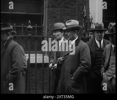 Eine Gruppe männlicher Gewerkschaftsführer steht vor der Downing Street 10, 1926. Aus „Time to Remember 1926 – Short Sharp Shower“ (Reel 4); Dokumentarfilm über 1926 – General Strike, internationale Politik, Tanz, Wetter und rekordbrechende Meisterleistungen. Stockfoto