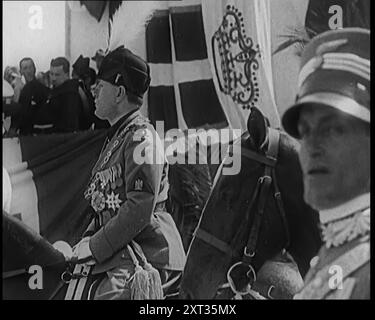 Benito Mussolini in zeremonieller Uniform auf dem Pferd, der Truppen überprüft, 1926. Aus „Time to Remember 1926 – Short Sharp Shower“ (Reel 2); Dokumentarfilm über 1926 – General Strike, internationale Politik, Tanz, Wetter und rekordbrechende Meisterleistungen. Stockfoto