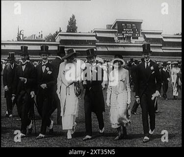 Gut gekleidete Leute, die über das Pitch auf dem Lord's Cricket Ground, London, 1920 laufen. Das Leben kehrt nach dem Ersten Weltkrieg wieder zur Normalität zurück. "Nach vier Jahren düster und khaki... häng die Fahnen und das Fähnchen... du hast dich in Bestform für Royal Ascot oder Lords, Eton und Egge, Topper und das ganze... all das war viel besser als Ypern oder die Somme." Aus "Time to Remember - the Plunge into Peace", 1920 (Reel 1); Ereignisse von 1920 - Hochzeiten, Frauenrechte, industrielle Unruhen und Probleme in Irland. Stockfoto