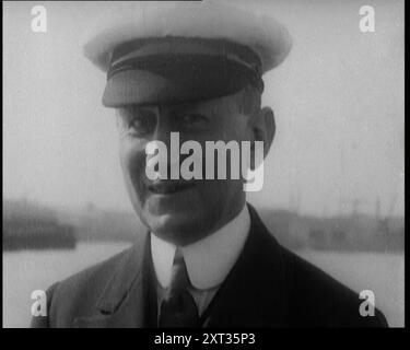 Italienischer Senator Guglielmo Marconi auf dem Stern eines Schiffes, 1920. Signor Marconi, der Funkexperte. Seine Arbeit in der Vergangenheit hatte die Marineoperationen in Kriegszeiten revolutioniert. Was für ein neues Wunder sollte als Nächstes kommen? Nachrichten an den Mond, einige behaupteten. Aus "Time to Remember - the Plunge into Peace", 1920 (Reel 4); Ereignisse von 1920 - Hochzeiten, Frauenrechte, industrielle Unruhen und Probleme in Irland Stockfoto