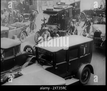 Straßen mit starkem Verkehr und Fußgängern in London, 1926. Aus „Time to Remember 1926 – Short Sharp Shower“ (Reel 4); Dokumentarfilm über 1926 – General Strike, internationale Politik, Tanz, Wetter und rekordbrechende Meisterleistungen. Stockfoto