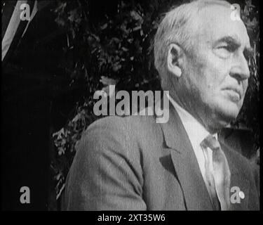 US-Präsident Warren Harding hielt eine Rede, 1922. In Washington hatte Präsident Harding eine neue Spielerei, um diese alte Unsicherheit zu bekämpfen. Sein Wort dafür war "Normalität", worauf du zurückkommen solltest. Aus "Time to Remember - Sitting still and going Slow", 1922 (Walze 3); Überblick über die Ereignisse im Jahr 1922 einschließlich irischer Probleme, Krieg zwischen Griechenland und der Türkei und Entwicklungen in der Luftfahrt und im Radio. Stockfoto