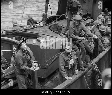 Britische Soldaten klettern an Bord von Schiffen in Dünkirchen für die Evakuierung, 1940. Zweiter Weltkrieg. Männer, die gekämpft und marschiert haben, marschiert und gekämpft haben, brauchen alles, was ihnen gegeben werden kann. Aber die Luftwaffe ist nicht leicht ihrer Beute zu entziehen. Während des Tageslichts sind Angriffe oft unaufhörlich... es gibt keine Panik, nur die Schnelligkeit der Notwendigkeit und gewagte Improvisation. Die Royal Navy stellt eine Armee bereit, die nach Großbritannien tritt, und das ist keine Armee, die wegen eines Schiffes verloren gehen sollte..." Aus Time to Remember - Run Rabbit Run, 1940 (Reel 4); Dokumentarfilm fi Stockfoto