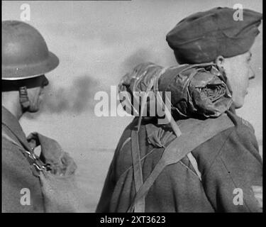 Britische Soldaten kehrten nach der Evakuierung aus Dünkirchen 1940 nach Dover zurück. Zweiter Weltkrieg. Männer, die gekämpft und marschiert haben, marschiert und gekämpft haben, brauchen alles, was ihnen gegeben werden kann. Aber die Luftwaffe ist nicht leicht ihrer Beute zu entziehen. Während des Tageslichts sind Angriffe oft unaufhörlich...“. Aus „Time to Remember – Run Rabbit Run“, 1940 („Reel 4“); Dokumentarfilm über Ereignisse in den frühen Monaten des Jahres 1940. Stockfoto