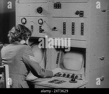 Eine Frau, die ein Radio betreibt, 1940. Großbritannien während des Zweiten Weltkriegs: Überwachung deutscher Bombenangriffe. "Achtzig plus [feindliche Flugzeuge], versammeln sich über Amiens, Abbeville. Weitere 60 plus, in der Nähe von Dieppe. Kontrolle empfohlen“. Erste Radarberichte deuten auf die Wahrscheinlichkeit hin, dass die Ziele Jagdflugplätze östlich und südöstlich von London sind. Mit anderen Worten, für die Kontrolle sieht es genauso aus wie heute Morgen. Aber zu früh, um zu beurteilen. Könnte London selbst sein. "Alle verfügbaren Geschwader sind bereit. Hören wir so schnell wie möglich vom Beobachterkorps." Von „T Stockfoto