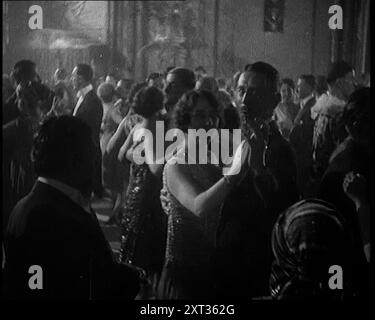 Paare tanzen in einem Nachtclub, 1924. Aus "Time to Remember - A Trip to Europe", 1924 (Rolle 4); ein Blick auf das politische und soziale Leben in Europa und darüber hinaus im Jahr 1924. Stockfoto