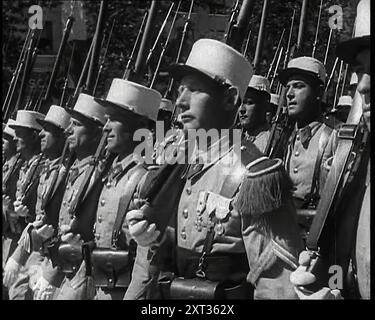 Männliche Soldaten der französischen Fremdenlegion marschieren bei einer Militärparade zum Bastille-Tag 1939. Aus „Time to Remember – The Reluctant Warriors“, 1939 (Reel 1); Dokumentarfilm über Ereignisse von 1939 – Vorbereitungen für den Krieg und dann Feindseligkeiten brechen aus. Stockfoto