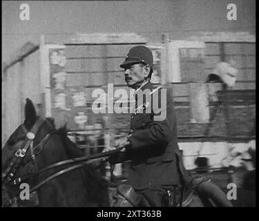 Nahaufnahme eines männlichen japanischen Militäroffiziers, der während des Vormarsches nach China 1938 auf einer Straße reitet. Aus „Time to Remember – Wind Up Week“, 1938 (Reel 1); Dokumentarfilm über 1938 – die Menschen werden sich der wachsenden Bedrohung des Krieges bewusst. Stockfoto