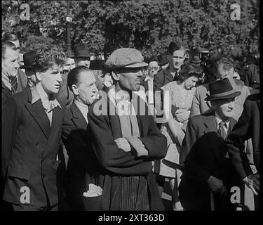 Eine Vielzahl von Männern und Frauen, die einen Sprecher in der Speaker's Corner, Hyde Park, 1938 hören. Aus „Time to Remember – Wind Up Week“, 1938 (Reel 2); Dokumentarfilm über 1938 – die Menschen werden sich der wachsenden Bedrohung des Krieges bewusst. Stockfoto