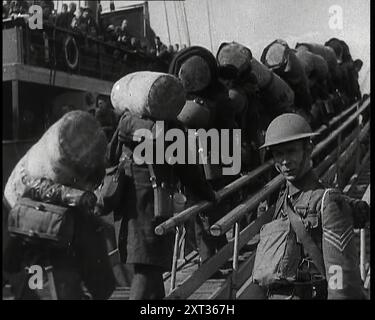 Männliche britische Expeditionstruppen loten mit ihren Packs, die auf einer Gangplank vorbei an einem anderen Soldaten auf ein Schiff gehen, wo andere Figuren auf einem der oberen Decks zu sehen sind, 1939. Aus „Time to Remember – The Reluctant Warriors“, 1939 (Reel 3); Dokumentarfilm über Ereignisse von 1939 – Vorbereitungen für den Krieg und dann Feindseligkeiten brechen aus. Stockfoto