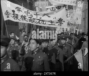 Eine Nahaufnahme männlicher chinesischer Soldaten bei einem Anti-Krieg-Protest, von denen viele Banner mit Text auf ihnen tragen, 1938. Aus „Time to Remember – Wind Up Week“, 1938 (Reel 1); Dokumentarfilm über 1938 – die Menschen werden sich der wachsenden Bedrohung des Krieges bewusst. Stockfoto