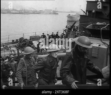 Britische Soldaten, die nach der Evakuierung von Dunkirk 1940 von einem Kriegsschiff in Dover aussteigen. Zweiter Weltkrieg. So begannen die neun Tage Dynamo. Unter einem schwarzen Tuch aus brennenden Öltanks wird Dunkirk und seine von Bomben zerrissenen Strände zum Mittelpunkt der freien Welt. Stunde für Stunde waten die Männer zu den wartenden Schiffen, und zwischen dem Ufer und den größeren Schiffen fahren die kleinen Schiffe, jedes bringt nur eine Handvoll, aber jede Handvoll schwellt die Ränge der geretteten. Wenn dieses Glück und die Mühe weitergehen, wer weiß, wie viele noch entkommen könnten? Jedes Schiff, voll mit Männern, bricht auf Stockfoto