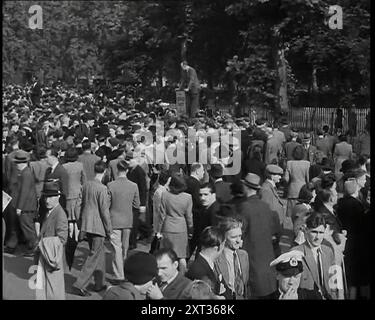 Eine Menschenmenge in der Speaker's Corner in Hyde Park, London, hört zwei Männer, die von Raise Lectern sprechen, 1938. Aus „Time to Remember – Wind Up Week“, 1938 (Reel 2); Dokumentarfilm über 1938 – die Menschen werden sich der wachsenden Bedrohung des Krieges bewusst. Stockfoto