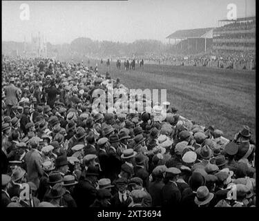 Eine Menschenmenge beobachtet Pferderennen auf der Ascot Race Track, 1924. Aus "Time to Remember - A Trip to Europe", 1924 (Rolle 3); ein Blick auf das politische und soziale Leben in Europa und darüber hinaus im Jahr 1924. Stockfoto