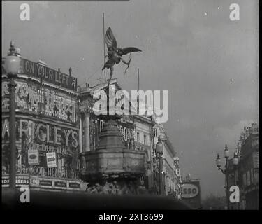 Die Eros-Statue im Piccadilly Circus mit Neon-Werbelichtern auf den Gebäuden dahinter, darunter Gordon's Gin, Haig Whiskey, Wrigley's Gum und Teilblick auf der Shaftesbury Avenue in Richtung eines „Esso“-Schilds, 1939. Aus „Time to Remember – The Reluctant Warriors“, 1939 ( Reel 2); Dokumentarfilm über Ereignisse von 1939 – Vorbereitungen für den Krieg und dann Feindseligkeiten brechen aus. Stockfoto