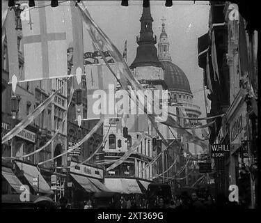 Blick nach Osten auf den Ludgate Hill an der St Paul's Cathedral mit der Straße, die mit Streamers und Flaggen für die Krönung von George VI., 1937 dekoriert ist. St. Georgs Flaggen in der City of London. 'Letzte Berührung der Dekoration'. Aus "Time to Remember - Sense of Values", 1937 (Reel 2); Dokumentarfilm über die Ereignisse von 1937, Krieg im Fernen Osten, Aufbau bis Krieg in Europa. Stockfoto