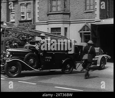 Ein Auto mit einem Feuerwehrschlauch, der wegfährt, 1940. Großbritannien während des Zweiten Weltkriegs: Churchills Rede über die Bedrohung durch Nazi-Deutschland: "Die ganze Wut und Macht des Feindes muss sehr bald gegen uns gerichtet werden. Hitler weiß, dass er uns auf dieser Insel brechen muss, oder den Krieg verlieren muss. Wenn wir uns ihm stellen können, könnte ganz Europa frei sein und das Leben der Welt in weite, sonnendurchflutete Berggebiete vordringen. Aber wenn wir scheitern, dann wird die ganze Welt, einschließlich der Vereinigten Staaten, einschließlich all dessen, was wir kannten und pflegten, in den Abgrund eines neuen dunklen Zeitalters versinken, das finsterer wird, und pe Stockfoto