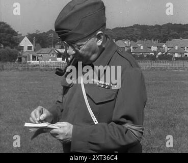 A British Local Defence Volunteer Writing Notes, 1940. Zweiter Weltkrieg. Sie begannen als Freiwillige der lokalen Verteidigung. Ihr kombiniertes Alter war wahrscheinlich mehr als die gesamte Geschichte der Insel, die sie verteidigen wollten. Bald sollten sie die Heimwache genannt werden und eine Stärke von anderthalb Millionen Mann erreichen. Aber im Sommer 1940 hatten sie weder die Stärke noch die richtigen Waffen. Nur eine Entschlossenheit: Zu sterben, wenn nötig, und in ihrem Sterben, mindestens einen mit sich zu nehmen. Und viele der Spiele, die sie im Krieg unter der Drohung der echten Sache spielten... kleine Frage, die einfallen würde Stockfoto