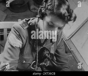 Eine Frau, die ein Radio betreibt, 1940. Großbritannien während des Zweiten Weltkriegs: Überwachung deutscher Bombenangriffe. "Achtzig plus [feindliche Flugzeuge], versammeln sich über Amiens, Abbeville. Weitere 60 plus, in der Nähe von Dieppe. Kontrolle empfohlen“. Erste Radarberichte deuten auf die Wahrscheinlichkeit hin, dass die Ziele Jagdflugplätze östlich und südöstlich von London sind. Mit anderen Worten, für die Kontrolle sieht es genauso aus wie heute Morgen. Aber zu früh, um zu beurteilen. Könnte London selbst sein. "Alle verfügbaren Geschwader sind bereit. Hören wir so schnell wie möglich vom Beobachterkorps." Von „T Stockfoto