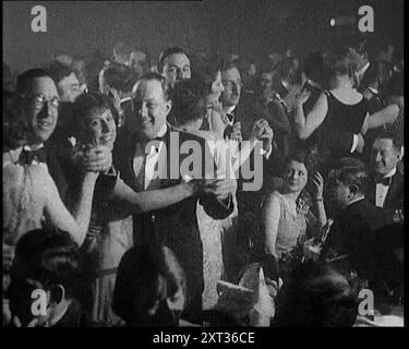 Paare tanzen in einem Nachtclub, 1924. Aus "Time to Remember - A Trip to Europe", 1924 (Rolle 4); ein Blick auf das politische und soziale Leben in Europa und darüber hinaus im Jahr 1924. Stockfoto