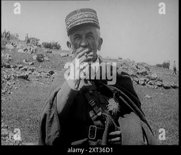 General Hubert Lyautey der französische Kommandeur im Rif-Krieg, 1920er "...die Franzosen hatten Schwierigkeiten mit einigen Einheimischen in Nordafrika... ihre Feinde waren dann die Rifs, oh ja, die Rifs waren für mehr als nur das Wüstenlied verantwortlich? Der große General Lyautey hatte einen Krieg in den Händen. Ein Land in Aufruhr - ein bitterer Kampf mit scheinbar keinem Ende Das Muster in Afrika wiederholt sich gewiss... politisch komplex und explosiv". Aus „Time to Remember – Come the Dawn“, 1925 (Rolle 1); werfen Sie einen Blick auf die britische Filmindustrie der 1920er Jahre – Clips aus großartigen Stummfilmen und Nachrichten Stockfoto