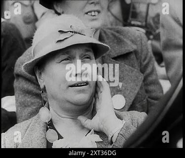 Eine tschechische Frau in einer Menschenmenge in einer Straße, die ihre linke Hand vor ihr Gesicht hält, 1939. Aus „Time to Remember – The Reluctant Warriors“, 1939 (Reel 1); Dokumentarfilm über Ereignisse von 1939 – Vorbereitungen für den Krieg und dann Feindseligkeiten brechen aus. Stockfoto