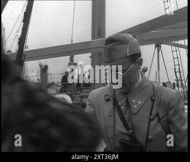 Prinz Bernhard geht an Land in Dover, 1940. Zweiter Weltkrieg. „So wurde das Haus von Orange [d. h. die niederländische Königsfamilie] von den Niederlanden in das Land [d. h. Großbritannien] versetzt, das der alte niederländische Admiral Van Trump einst erobern wollte. Und mit ihren offiziellen Papieren ging Fleisch und Blut: Königin Wilhelmina, Prinzessin Juliana und Prinz Bernhard. Aus Time to Remember - Run Rabbit Run, 1940 ( Reel 2); Dokumentarfilm über Ereignisse der frühen Monate 1940. Stockfoto