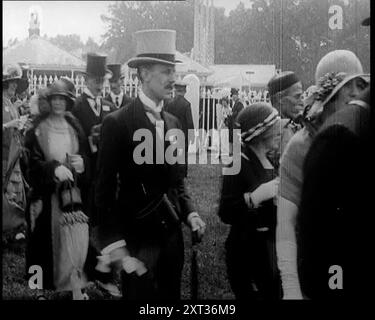 Eine Gruppe von Renngästen steht in der Reihe auf der Ascot Race Track, 1924. Aus "Time to Remember - A Trip to Europe", 1924 (Rolle 3); ein Blick auf das politische und soziale Leben in Europa und darüber hinaus im Jahr 1924. Stockfoto