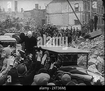 Winston Churchill und Clementine Churchill fahren durch bombardierte Gebäude, 1941. Großbritannien während des Zweiten Weltkriegs. Premierminister Churchill sagte der Nation, dass es ein Leben dauern würde, um ganz London zu stürzen. Obwohl er sich dieses endgültige Ergebnis nicht vorstellte, kannte er sein Publikum und wusste, wie sie sich darauf vorbereiten würden, weiterzumachen, indem sie das "Blut, Mühen, Tränen und Schweiß" ertragen, was alles war, was er ihnen versprochen hatte. Aus „Time to Remember – Operation Barbarossa“, 1941 (Rolle 1); Dokumentarfilm über Ereignisse von 1941, an der Ostfront und in Pearl Stockfoto