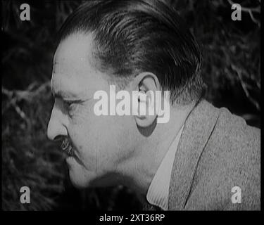 Somerset Maugham Walking Around a Garden, 1920er Jahre Aus „Time to Remember – On Stage in the Twenties“, 1927 (Rolle 1); ein Blick hinter die Kulissen des Theaters in den 1920er Jahren Stockfoto