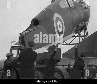 Ein amerikanisches Flugzeugteil, das von einem Kran getragen wird und von den USA 1941 nach Großbritannien geschickt wird. Zweiter Weltkrieg. „Im Austausch [für US-Hilfe, die keine Stiefel am Boden hat], unterschrieb Winston Churchill den Vereinigten Staaten, Basen in Neufundland, Bermuda und den Westindischen Inseln...[und als Ergebnis] kamen die Flugzeuge, die Munition, die Maschinen und Werkzeuge an, mit denen die Arbeit beendet werden konnte.“ Aus „Time to Remember – Operation Barbarossa“, 1941 (Rolle 1); Dokumentarfilm über Ereignisse von 1941, an der Ostfront und in Pearl Harbour. Stockfoto