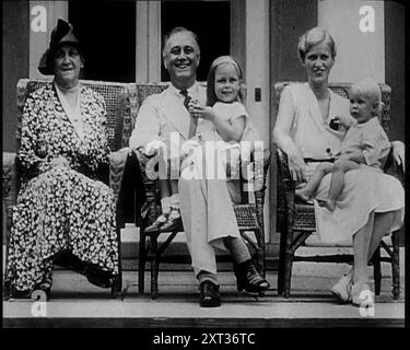 Franklin D Roosevelt, einer der demokratischen Präsidentschaftskandidaten, und Family, 1932. Ein Mann von allem anderen als demütigen Ursprungs, geboren und gezüchtet im reichsten Hyde Park. Und doch ein Mann, der immer versucht hatte, die andere Seite des Bildes zu verstehen. Ein Mann, dessen angeborene Menschlichkeit ihn mit Sympathie für alle Menschen begabte, die, wie er es ausdrückte, "ausgelassen" sind. Aus „Time to Remember – Around the Corner“, 1932 (Walze 3); Tagebuch der Ereignisse 1932 in den Vereinigten Staaten von Amerika – Franklin Roosevelt wird Präsident. Stockfoto