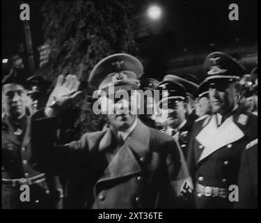 Adolf Hitler, der deutsche Führer mit Arm in Salute mit verschiedenen männlichen deutschen Offizieren, die ihn auf dem Bahnsteig am Lehrter Bahnhof in Berlin begleiteten, 1937. Zeremonie für einen Chef. Der Führer kehrt von seinem Italienbesuch zurück, und seine rechte Hand [Hermann Göring] begrüßt ihn im Namen Deutschlands zurück." Aus "Time to Remember - Sense of Values", 1937 (Reel 4); Dokumentarfilm über die Ereignisse von 1937, Krieg im Fernen Osten, Aufbau bis Krieg in Europa. Stockfoto