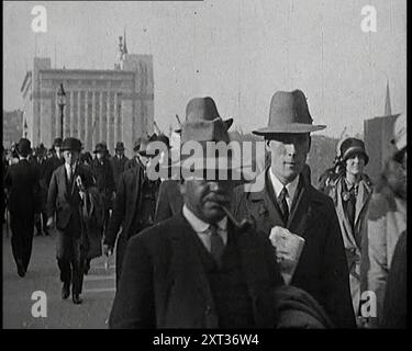 Fußgänger und Pendler überqueren die London Bridge, 1920er Aus "Time to Remember - Fast and Far in the zwanziger Jahre", 1927 (Rolle 3); ein Blick auf die Besessenheit von Geschwindigkeit und Reisen in den späten 1920er Jahren Stockfoto