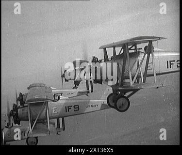 Eine Flotte US-Kampfflugzeuge Mid Flight, 1920er Jahre US Navy Navy Aircraft Factory TS-1 Jäger fliegen in Formation. Aus „Time to Remember – Fast and Far in the zwanziger Jahre“, 1927 (Reel 2 – Record B); ein Blick auf die Besessenheit von Geschwindigkeit und Fahrt in den späten 1920er Jahren Stockfoto