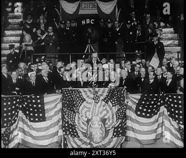 Der ehemalige Präsident Calvin Coolidge sprach 1932 vor der Menge auf dem Republikanischen Kongress in Chicago. Trotz allem haben die Republikaner bei der Wahl von 1932 ihre Macht behalten können. Auf dem Parteitag der Partei in Chicago hörten die Delegierten dem Ex-Präsidenten Coolidge zu, als er sich voll und ganz für eine Rückkehr von Herbert Hoover aussprach. Die schlechten Zeiten waren nicht die Schuld der Regierung, sondern der Weltwirtschaftskrise. Die Partei muss weiterhin die Zügel halten, und Herbert Hoover muss der Mann auf dem Fahrersitz sein. Die Maxime, die Hoover respektierte, war die eines Amerika des Geschäfts mit Stockfoto