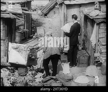 Ghetto der Arbeitslosen von New York City, 1932. Unter den Spitzen des Reichtums... eine Armee von unnützen Millionen. Fast jeder vierte der erwerbstätigen Bevölkerung, die auf der Suche nach einem Arbeitsplatz ist [Buddy, können Sie einen Cent sparen] für diese keine Forderungen nach höheren Löhnen, sondern plädiert nur für jede Art von Arbeit. Aber es gab keine Arbeit für das Haben. Oft nur einen Steinwurf von den Gipfeln entfernt, finden Sie die sogenannten Häuser dieser vergessenen. An einem Dutzend Ufern, auf hundert Müllplätzen, dort auf vergessenem Land warteten die Vergessenen, die das wenig von Selbstachtung verblieben. Ein Land von grenzenlosem Reichtum, aber doch unantastbar Stockfoto