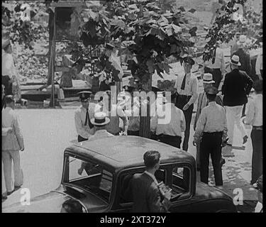 Polizisten, die protestierende Soldaten konfrontieren, um die Armee-Veteranen zu zerstreuen, 1932. "Um eine Armee von anderen 15.000 Demonstranten zu zerstreuen, ruft die Regierung Truppen auf - Soldaten, die Soldaten zerstreuen. Für diejenigen, die ihnen gegenüberstehen, sind Kriegsveteranen, die die Zahlung eines versprochenen Bonus verlangen, um über die harten Zeiten zu kommen. Um sie zu zerstreuen, Tränengas und Bajonette. Eine Forderung nach Hilfe wird als Versuch einer Revolution angesehen - als Versuch, die Macht der Regierung zu ergreifen. Aber Leute, die es hassen, eine Niederlage zu akzeptieren, dürfen nicht mit Gewalt abgeschreckt werden. Als das Bonusgesetz nicht durchkam, war die Armee vor dem Tod Stockfoto