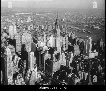 Luftaufnahme von Manhattan, New York City, 1932. Im Zentrum befindet sich das Chrysler Building, ein Art déco-Wolkenkratzer. Mit 1.046 ft (319 m) ist es das höchste Ziegelgebäude der Welt mit Stahlrahmen und es war 11 Monate nach seiner Fertigstellung im Jahr 1930 das höchste Gebäude der Welt. Aus „Time to Remember – Around the Corner“, 1932 (Walze 3); Tagebuch der Ereignisse 1932 in den Vereinigten Staaten von Amerika – Franklin Roosevelt wird Präsident. Stockfoto