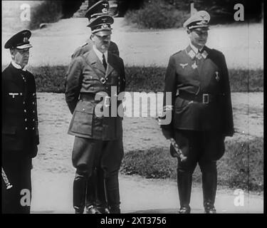 Adolf Hitler, Hermann Göring und zwei deutsche Offiziere mit Blick auf das Meer, 1940. Zweiter Weltkrieg. „Der Wald von Compi&#xe8;gne. Hier, ein Ort, der allen Franzosen geheiligt wurde, empfing der Oberbefehlshaber der alliierten Armeen von 1918, Marshall Foch, den geschlagenen deutschen Feind... und schloss einen Waffenstillstand ab. Aber als 1940 die Deutschen zu Compi&#xe8;gne kamen, war es ganz anders. Sie waren es, die die Eroberer waren, die Frankreich innerhalb weniger Wochen flach geschlagen hatten. Mit seinem Sinn für das melodramatische zwang Adolf Hitler seine Bedingungen einem geplagten Feind, unter der gleichen Bedingung Stockfoto