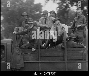 US Army Trucks and Cars Lining the Road, 1932. „Angesichts solcher Sturheit [ziviler Unruhen] ergreifen die Machthaber manchmal stärkere Maßnahmen, als in einer Demokratie gesund sind, aber die Zeiten sind so, dass auch die Machthaber ängstlich werden und Revolution in jeder Bewegung sehen, die sie für verfassungswidrig halten. Truppen und Waffen. Nur eine Kraftentfaltung, so fühlen sie, kann den Eifer der Hitzköpfe kühlen, die immer die Wurzel dieser industriellen Störungen sind. Aber wenn es um die Prüfung geht, dann haben sie sich oft als irrtümlich erwiesen. Aus „Time to Remember – Around the Corner“, 1932 (Rolle 2); Tagebuch Stockfoto