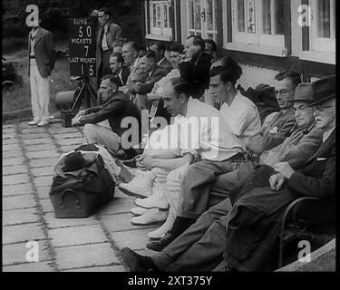 Männer, einige in Cricket Gear, 1940. Großbritannien während des Zweiten Weltkriegs. "Ein Innings ist verloren, aber ein Spiel ist mehr als nur ein Innings." Aus „Time to Remember – Standing Alone“, 1940 („Reel 1“); Dokumentarfilm über Ereignisse der späten Monate 1940. Stockfoto