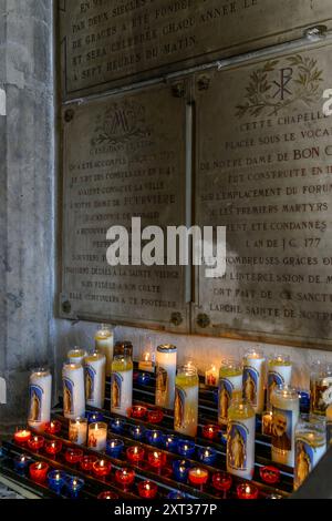 Aufnahmen des Innenraums der Basilique Notre-Dame de Fourvière. Wunderschön dekoriert mit Buntglasfenstern, Mosaiken und vergoldeten Putzarbeiten. Stockfoto