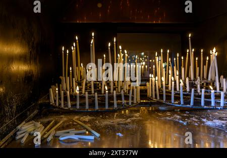 Aufnahmen des Innenraums der Basilique Notre-Dame de Fourvière. Wunderschön dekoriert mit Buntglasfenstern, Mosaiken und vergoldeten Putzarbeiten. Stockfoto