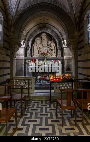 Aufnahmen des Innenraums der Basilique Notre-Dame de Fourvière. Wunderschön dekoriert mit Buntglasfenstern, Mosaiken und vergoldeten Putzarbeiten. Stockfoto