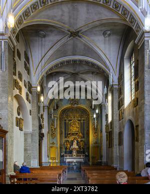 Aufnahmen des Innenraums der Basilique Notre-Dame de Fourvière. Wunderschön dekoriert mit Buntglasfenstern, Mosaiken und vergoldeten Putzarbeiten. Stockfoto