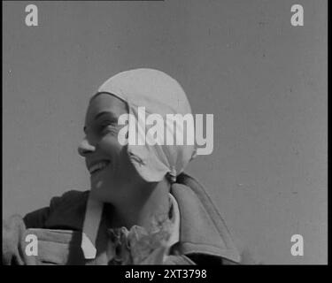 Jean Batten in Flying Gear lächelnd zu den Menschenmassen, 1930er Aus "Time to Remember - Some People in the Thirties", 1930er Jahre (Reel 2); Dokumentarfilm über die 1930er Jahre, der sich auf berühmte Charaktere dieser Zeit konzentriert. Stockfoto