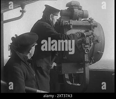 Britischer Offizier der Royal Navy blickt durch ein Teleskop mit einem Searchlight an der norwegischen Küste, 1940. "Die alliierte Seekraft kämpfte mit deutscher Luftkraft... die Royal Navy trug eine besiegte alliierte Expeditionstruppe über die Nordsee nach Großbritannien, und bei der Überquerung erfuhr sie wieder einmal, dass die Seekraft allein nicht ausreicht. Um die Stukas zu überlisten, "harter A'Port, und dann harter A'Steuerbord", Stunde für Stunde, drehend und drehend für das liebste Leben. Aus „Time to Remember – Run Rabbit Run“, 1940 („Reel 1“); Dokumentarfilm über Ereignisse in den frühen Monaten des Jahres 1940. Stockfoto