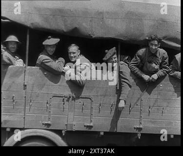 Französische Militärfahrzeuge und Soldaten überquerten die belgische Grenze, um Verteidigungspositionen einzunehmen, um dem deutschen Vormarsch 1940 zu widerstehen. Zweiter Weltkrieg. '...in im Süden hoben sie ihre Barrieren auf, um die Briten und Franzosen hereinzulassen, sodass sie nach vorne springen konnten, um eine Linie entlang der Maas zu nehmen. General Gamelins lang geplanter Plan D: Um die Neutralen zu retten, sobald sie nicht mehr Neutralen waren. Und so sprangen sie nach vorne...". Aus Time to Remember - Run Rabbit Run, 1940 ( Reel 2); Dokumentarfilm über Ereignisse der frühen Monate 1940. Stockfoto